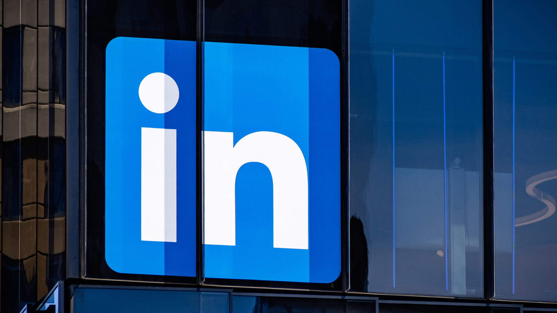 LinkedIn’s CEO steps aside after 11 years in charge post thumbnail image
