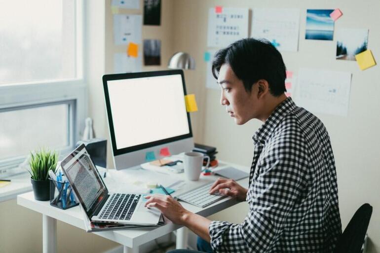 freelance-developer-remote-working-from-home-office.jpg